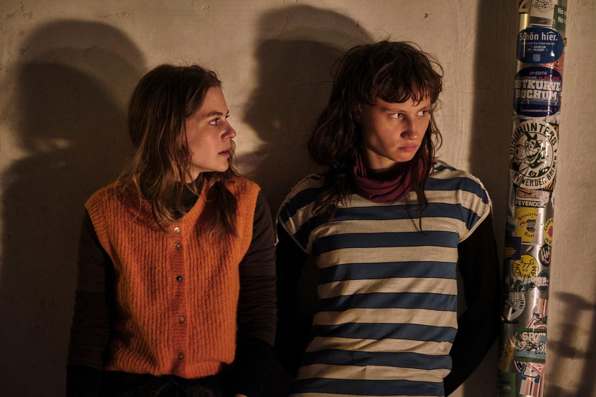 Clara (Alicia von Rittberg, links) gesteht ihrer Schwester, dass sie zu ihrem Freund fortziehen will. Für ihre kleine Schwester Emilia (Luna Jordan) ist Clara Ersatzmutter, denn die wirkliche Mutter der beiden lebt nicht mehr. (Bild: ZDF und Oliver Oppitz)
