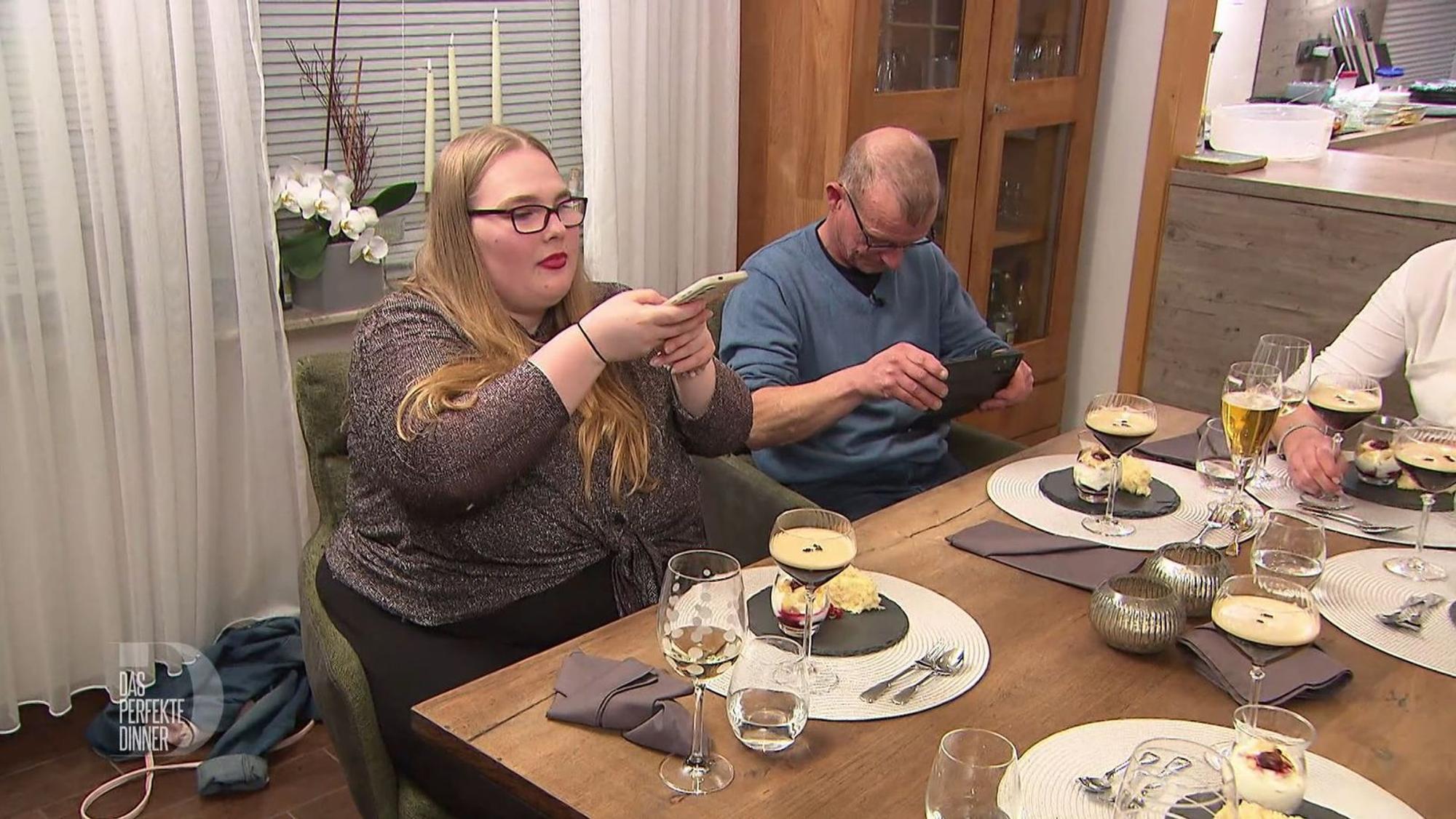 Das ansehnliche Dessert mit Espresso Martini muss als Foto verewigt werden.
(Bild: RTL)