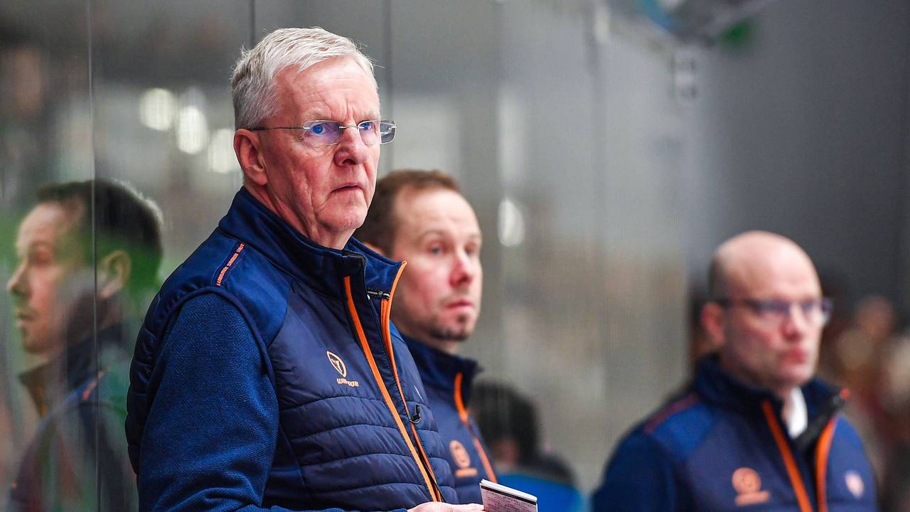 Kari Jalonen steht mit seinem Trainerteam auf der Trainerbank.