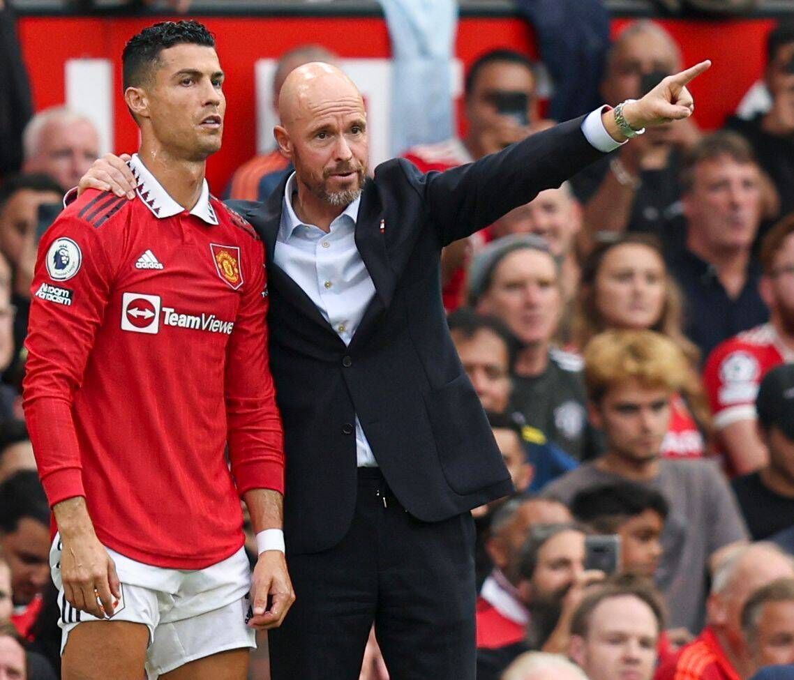 Erik ten Hag zeigt mit dem Zeigefinger in eine Richtung und gibt Cristiano Ronaldo Anweisungen.