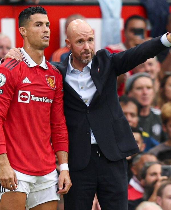 Erik ten Hag zeigt mit dem Zeigefinger in eine Richtung und gibt Cristiano Ronaldo Anweisungen.