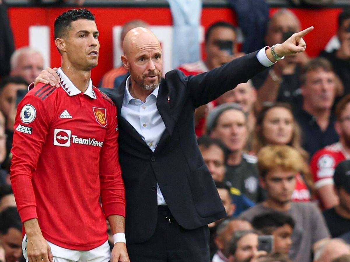 Erik ten Hag zeigt mit dem Zeigefinger in eine Richtung und gibt Cristiano Ronaldo Anweisungen.
