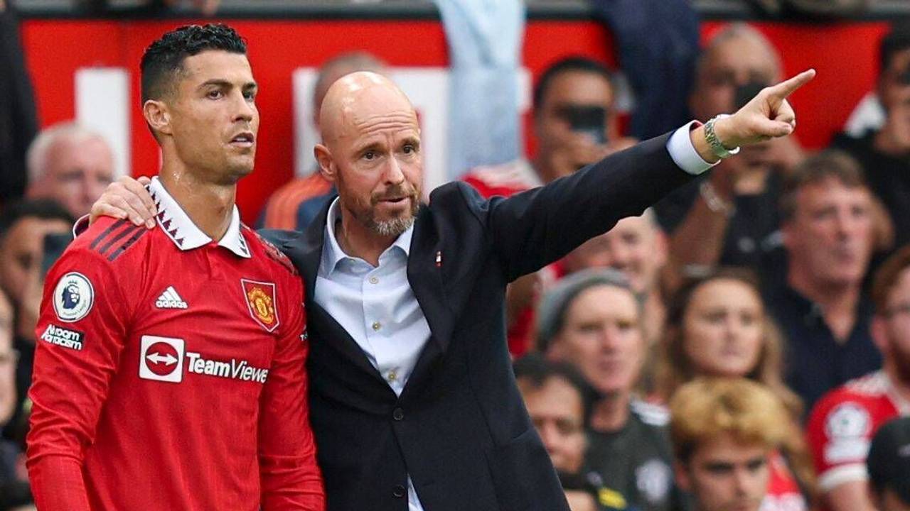 Erik ten Hag zeigt mit dem Zeigefinger in eine Richtung und gibt Cristiano Ronaldo Anweisungen.