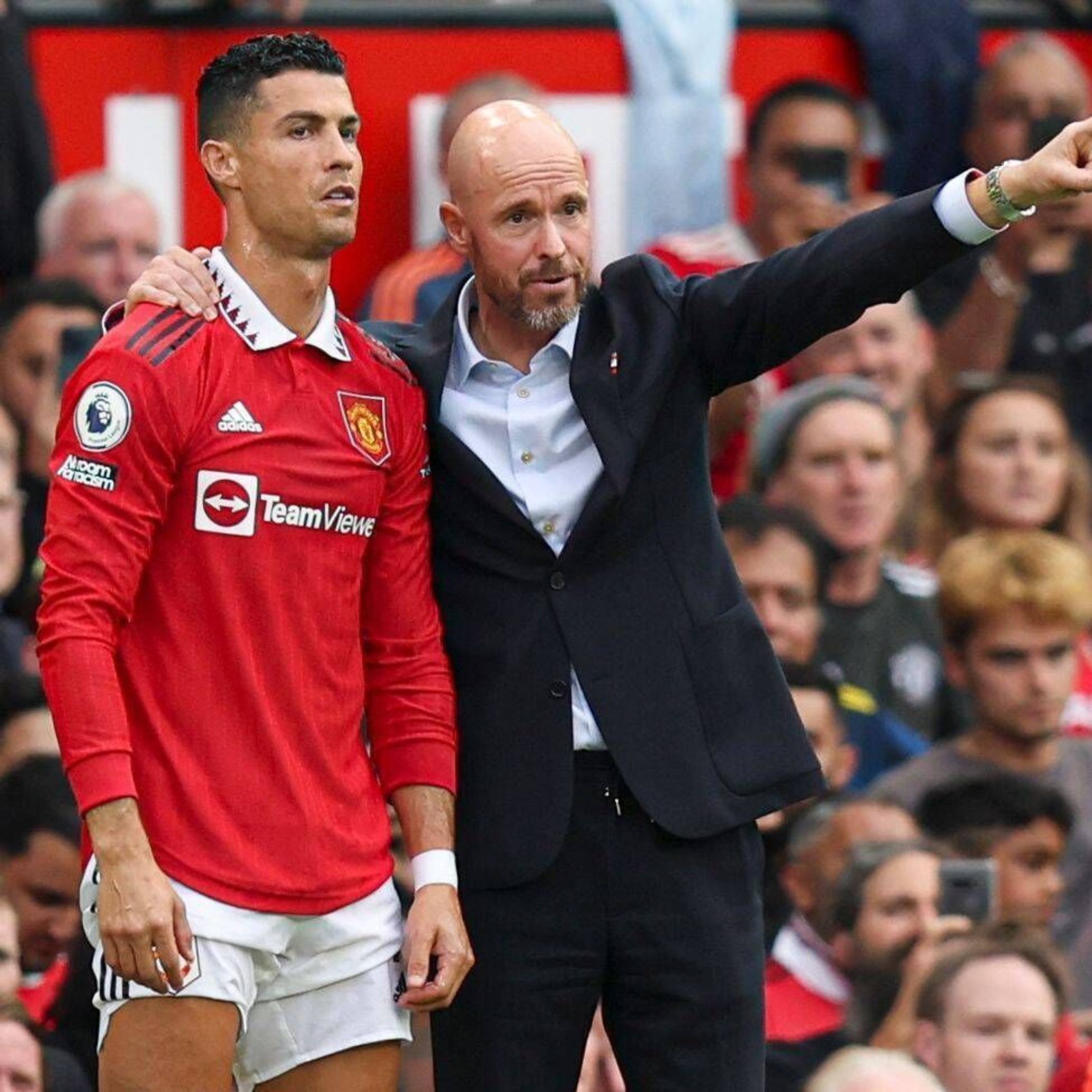 Erik ten Hag zeigt mit dem Zeigefinger in eine Richtung und gibt Cristiano Ronaldo Anweisungen.
