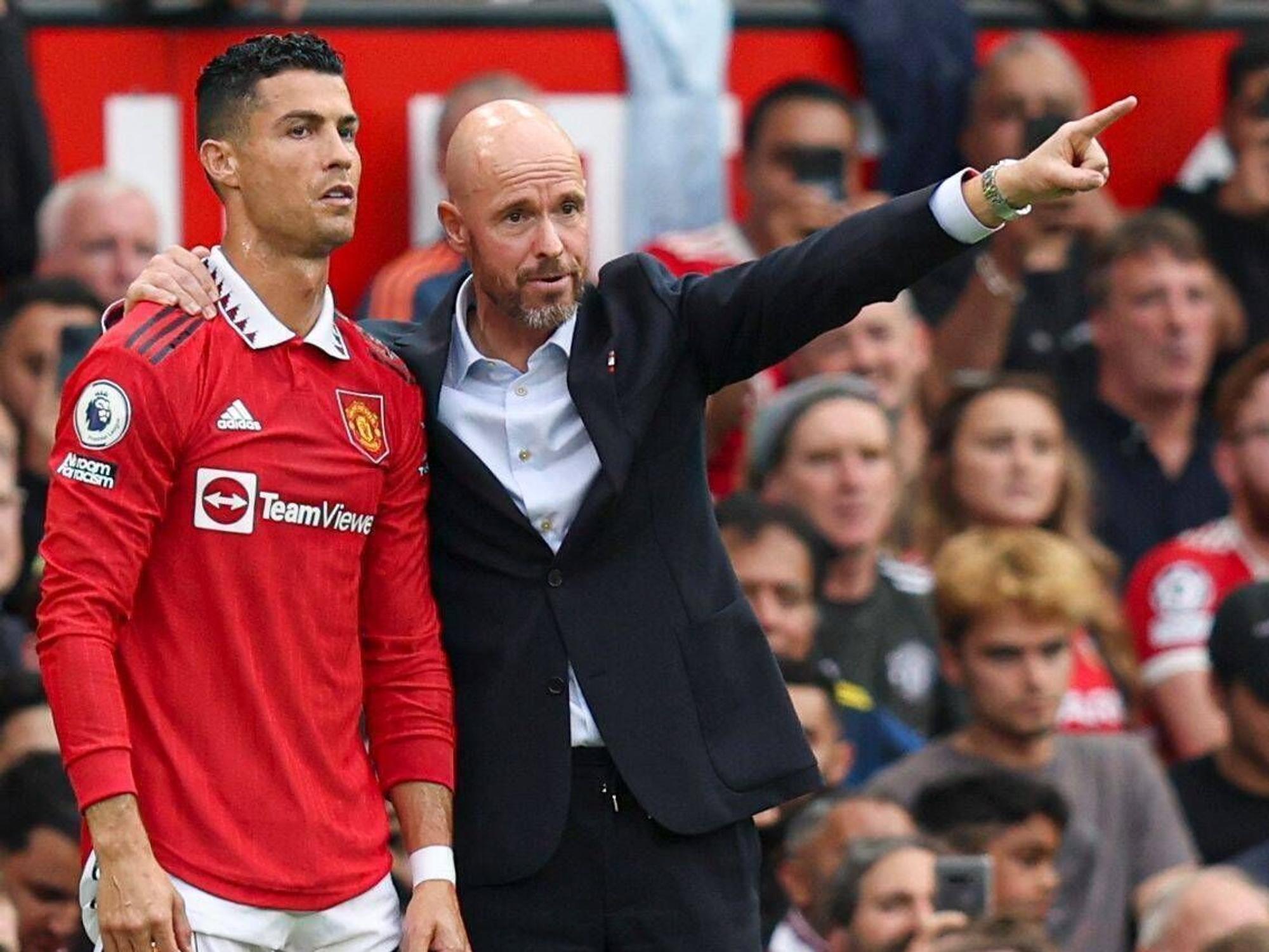 Erik ten Hag zeigt mit dem Zeigefinger in eine Richtung und gibt Cristiano Ronaldo Anweisungen.