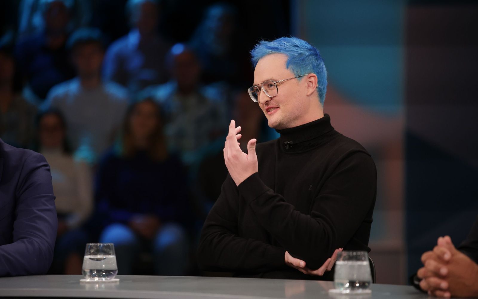 Lehrer Nicolas Schmelzer freut sich, dass ihn sein Beamtenstatus vor politisch motivierter Kündigung schützt. (Bild: WDR / Dirk Borm)