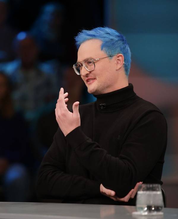 Lehrer Nicolas Schmelzer freut sich, dass ihn sein Beamtenstatus vor politisch motivierter Kündigung schützt. (Bild: WDR / Dirk Borm)