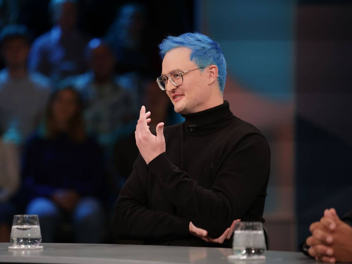 Lehrer Nicolas Schmelzer freut sich, dass ihn sein Beamtenstatus vor politisch motivierter Kündigung schützt. (Bild: WDR / Dirk Borm)