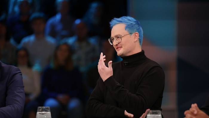 Lehrer Nicolas Schmelzer freut sich, dass ihn sein Beamtenstatus vor politisch motivierter Kündigung schützt. (Bild: WDR / Dirk Borm)