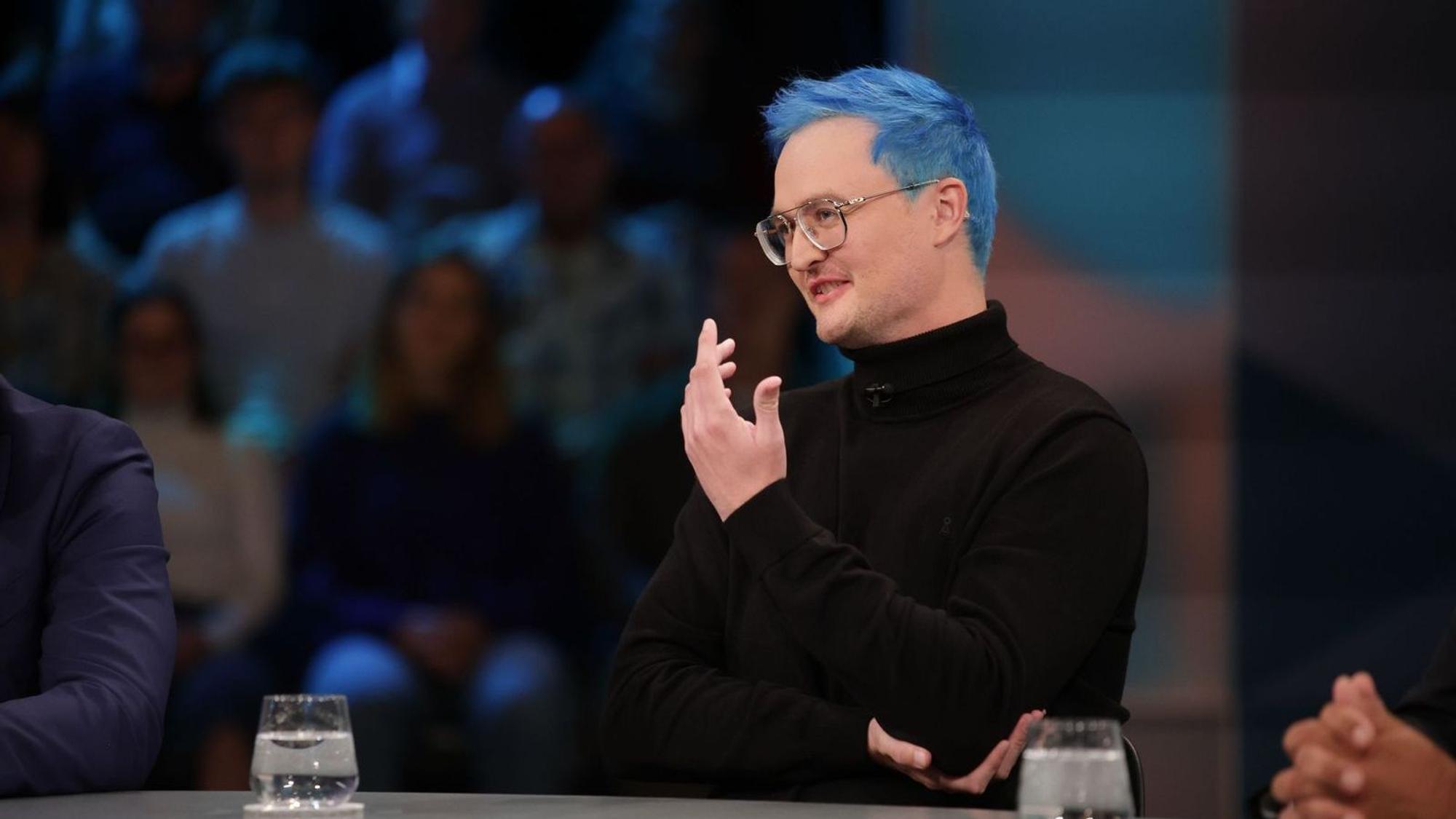 Lehrer Nicolas Schmelzer freut sich, dass ihn sein Beamtenstatus vor politisch motivierter Kündigung schützt. (Bild: WDR / Dirk Borm)