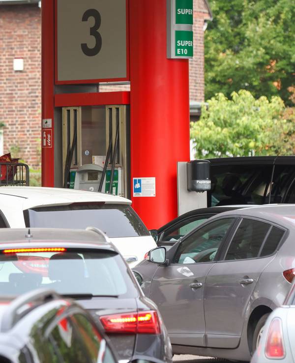 Autos stehen an einer Tankstelle Schlange.