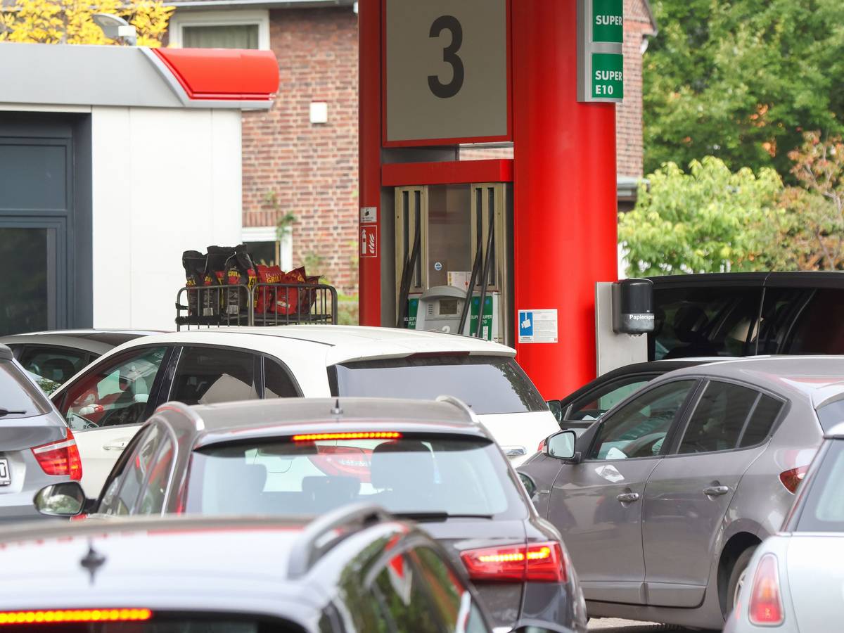 Autos stehen an einer Tankstelle Schlange.
