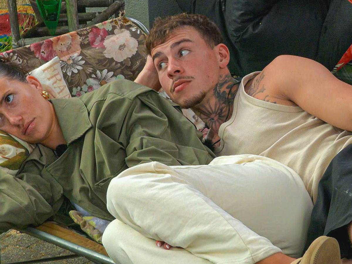 Anna Lisson und Tano Milingi liegen im „Sommerhaus der Stars“ auf einer Liege.