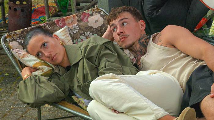 Anna Lisson und Tano Milingi liegen im „Sommerhaus der Stars“ auf einer Liege.