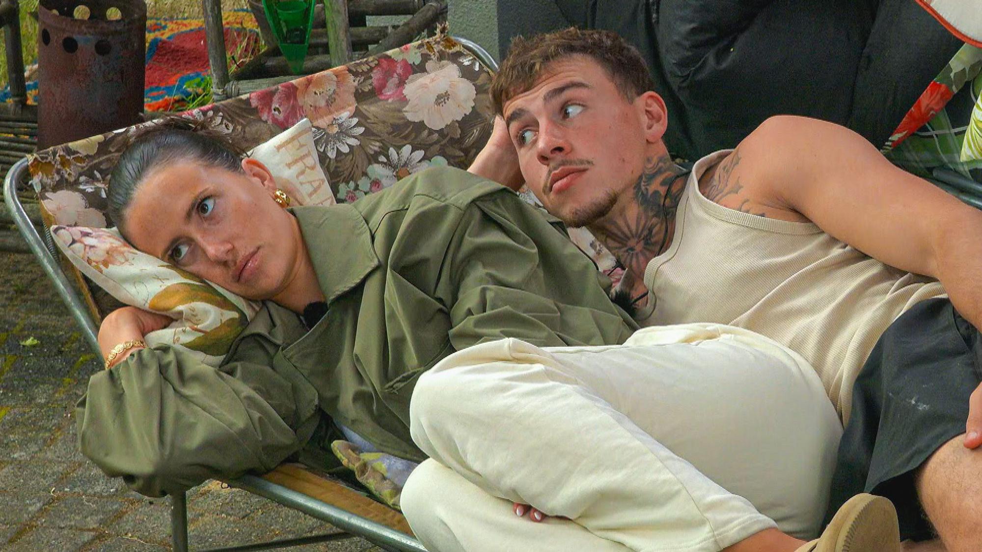 Anna Lisson und Tano Milingi liegen im „Sommerhaus der Stars“ auf einer Liege.