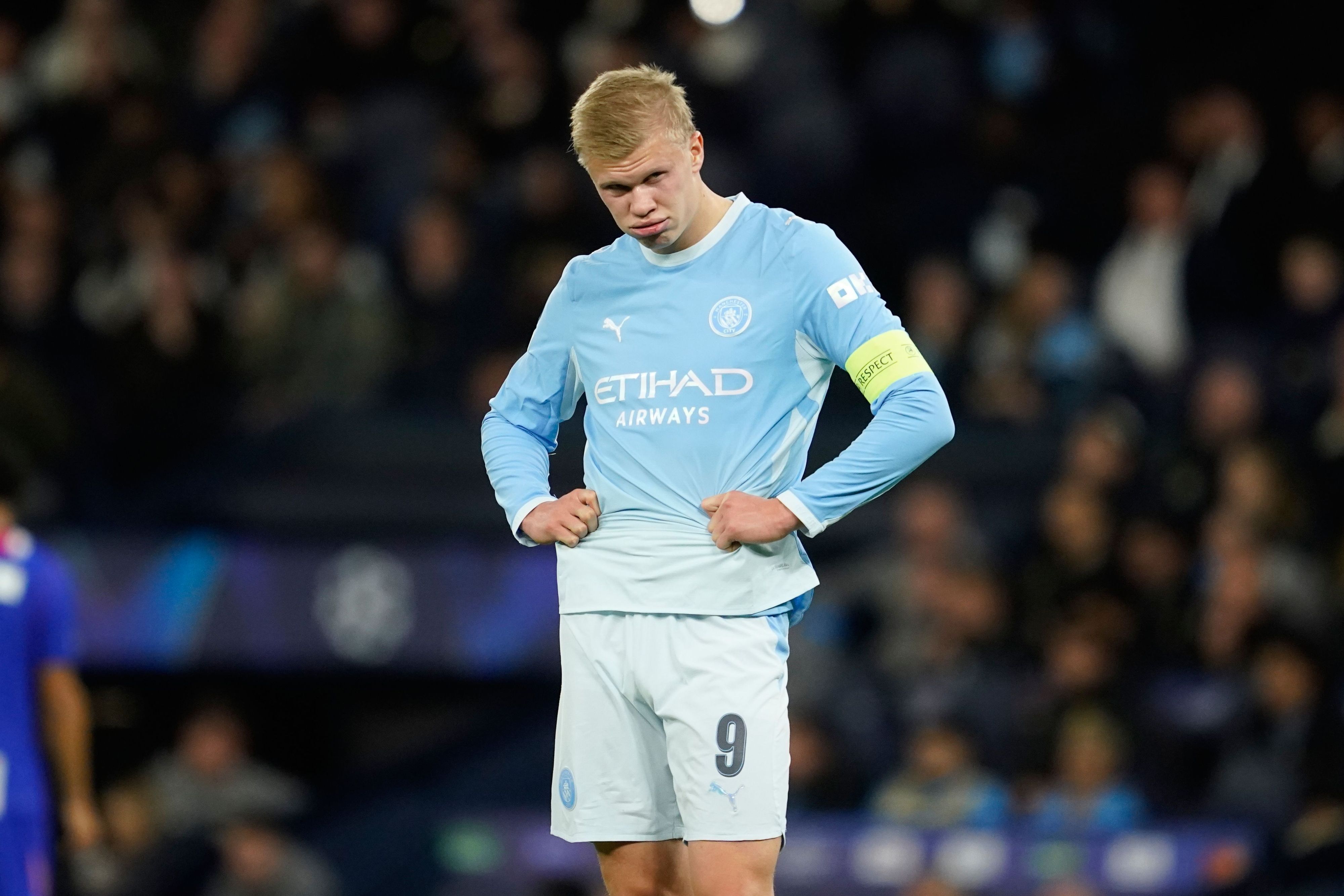 Erling Haaland steht enttäuscht auf dem Fußballfeld.