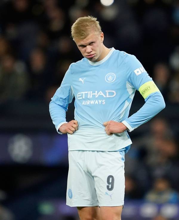 Erling Haaland steht enttäuscht auf dem Fußballfeld.