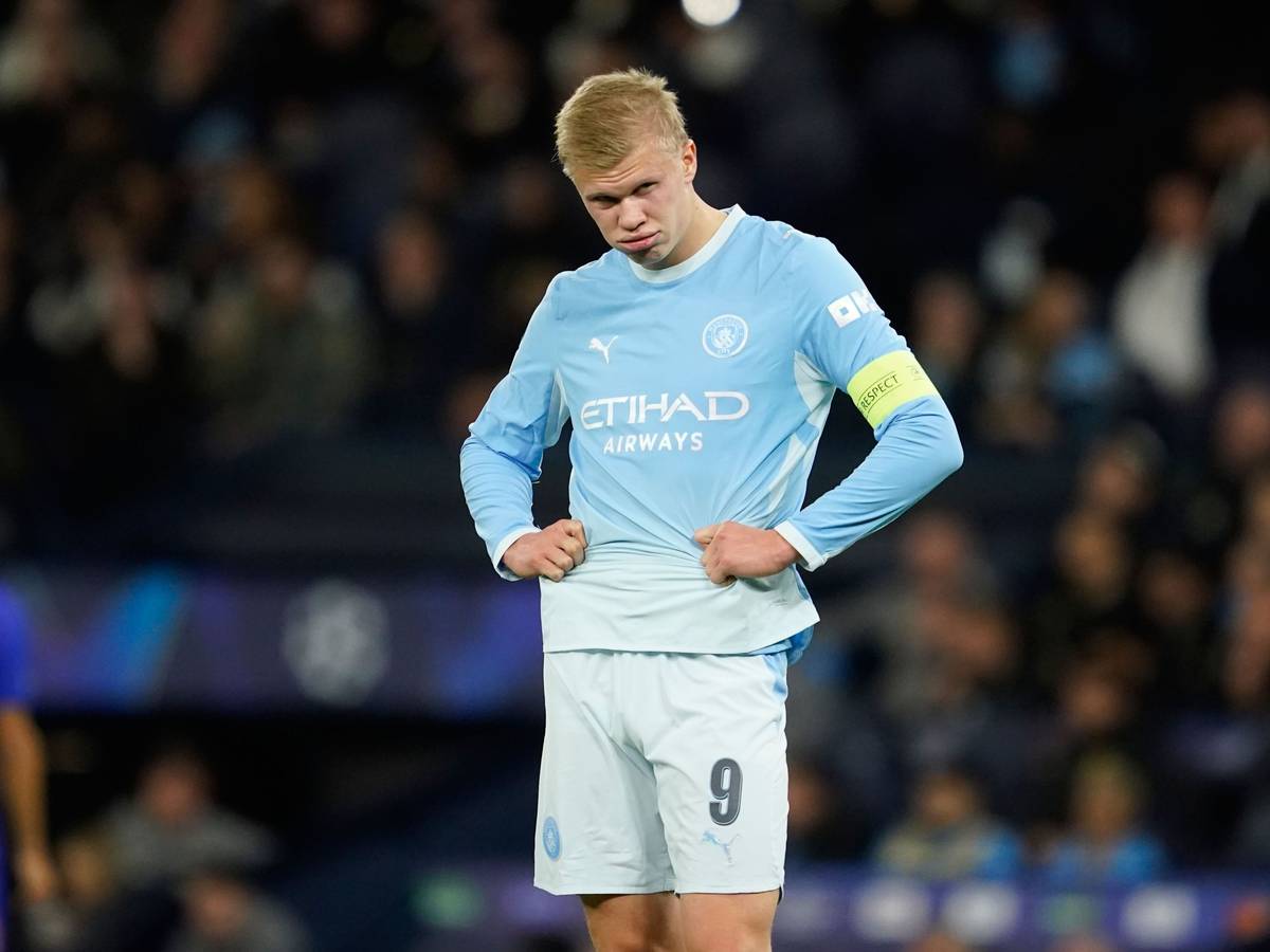 Erling Haaland steht enttäuscht auf dem Fußballfeld.