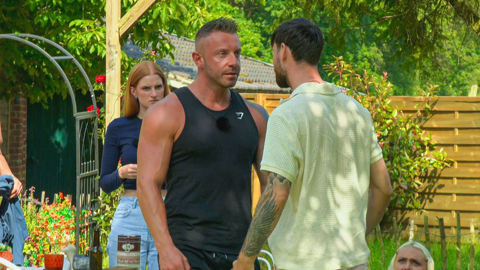 Lukas (Mitte) unterstellt Sandro (rechts) ein falsches Spiel.  (Bild: RTL)
