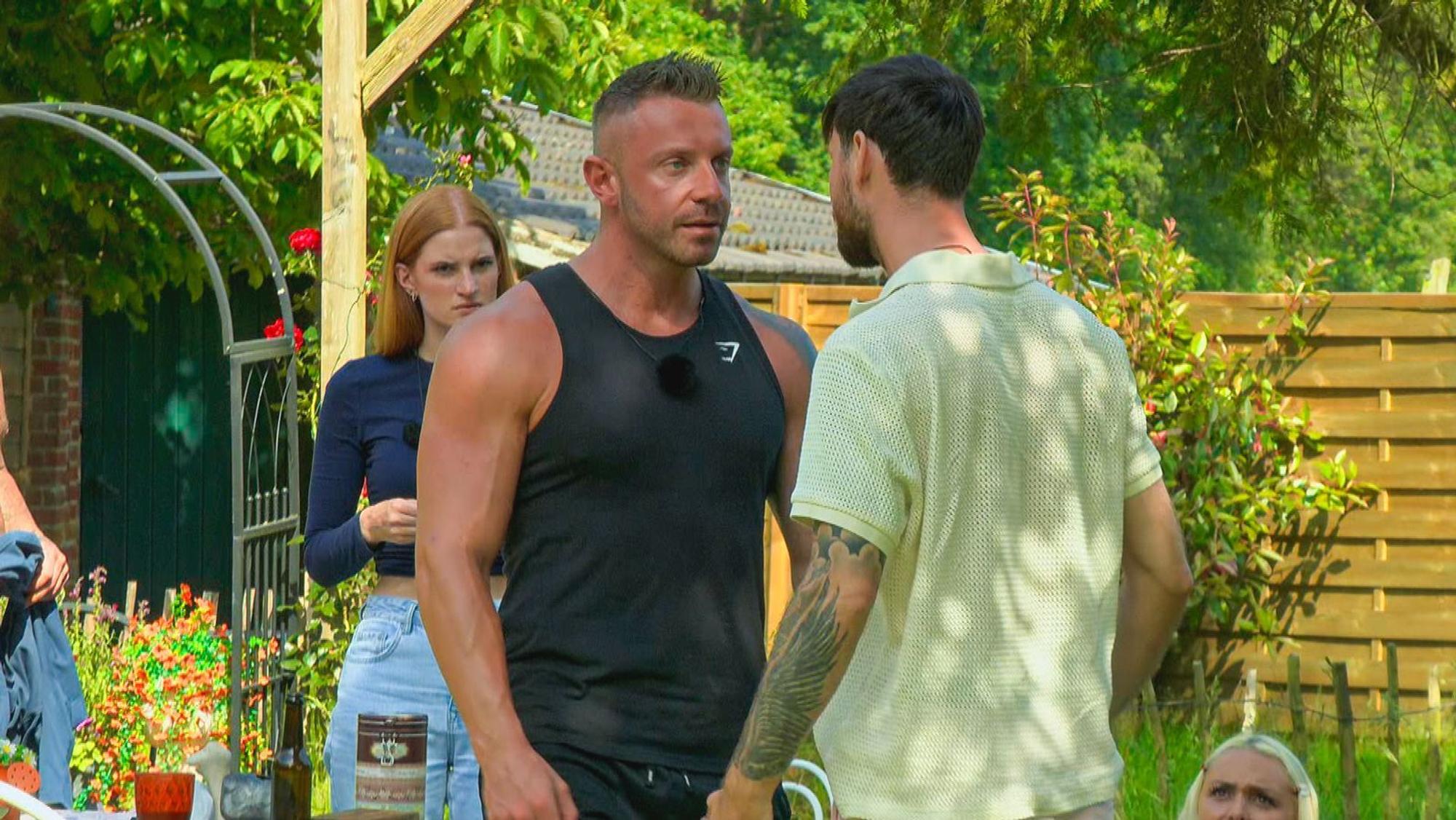 Lukas (Mitte) unterstellt Sandro (rechts) ein falsches Spiel. (Bild: RTL)