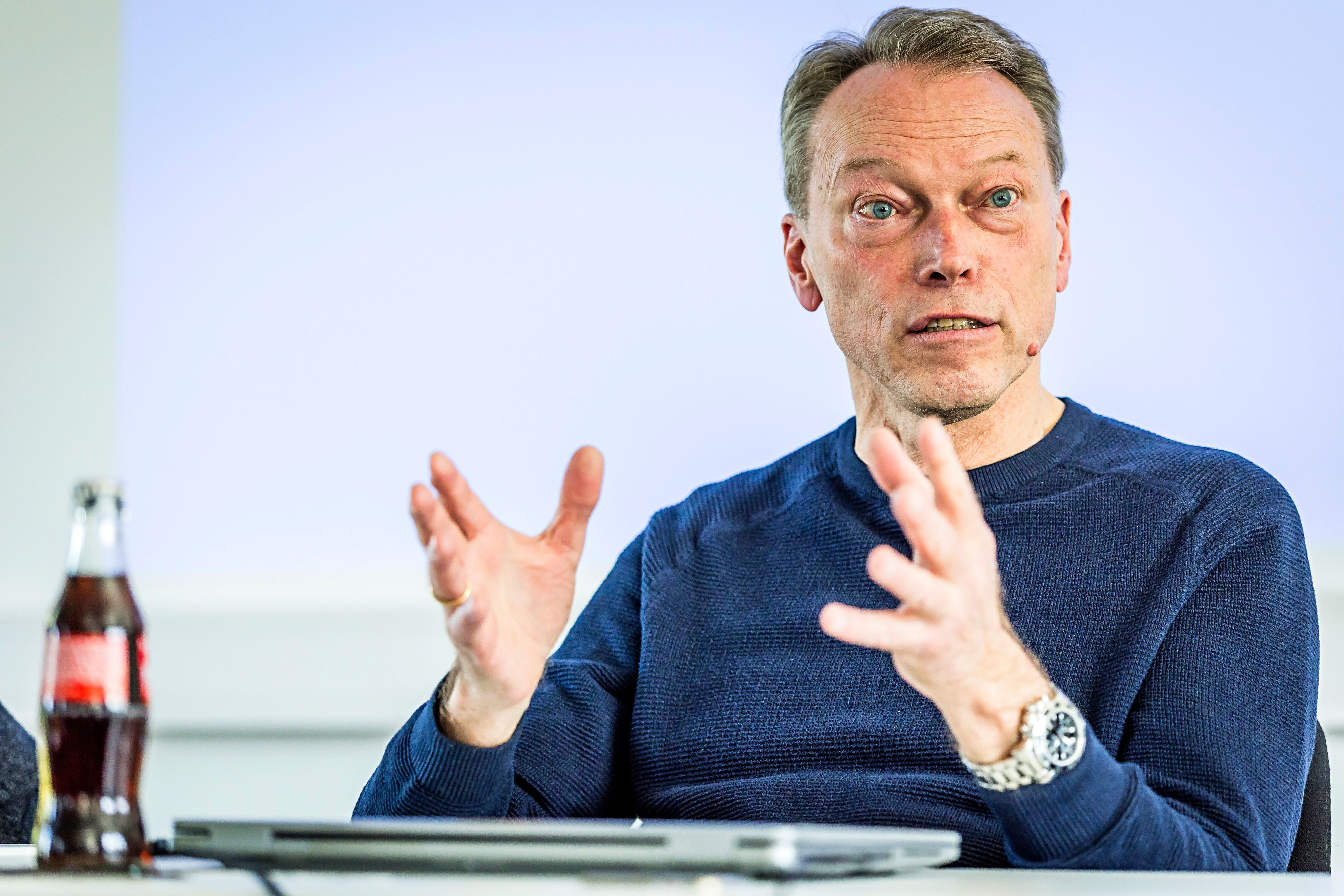Siegfried Brockmann, Unfallforscher bei der Björn-Steiger-Stiftung, prognostiziert mehr Unfälle durch Handynutzung am Steuer.