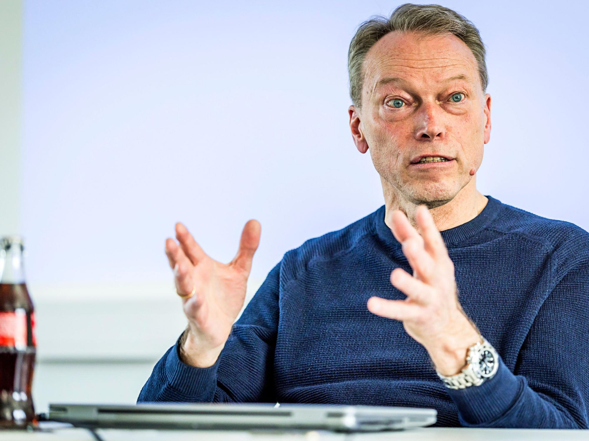 Siegfried Brockmann, Unfallforscher bei der Björn-Steiger-Stiftung, prognostiziert mehr Unfälle durch Handynutzung am Steuer.