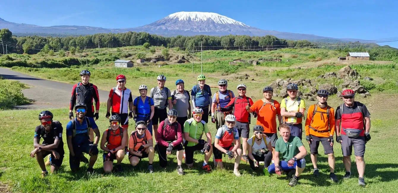 Gruppenfoto der Radreisegruppe vor dem Kilimanjaro.