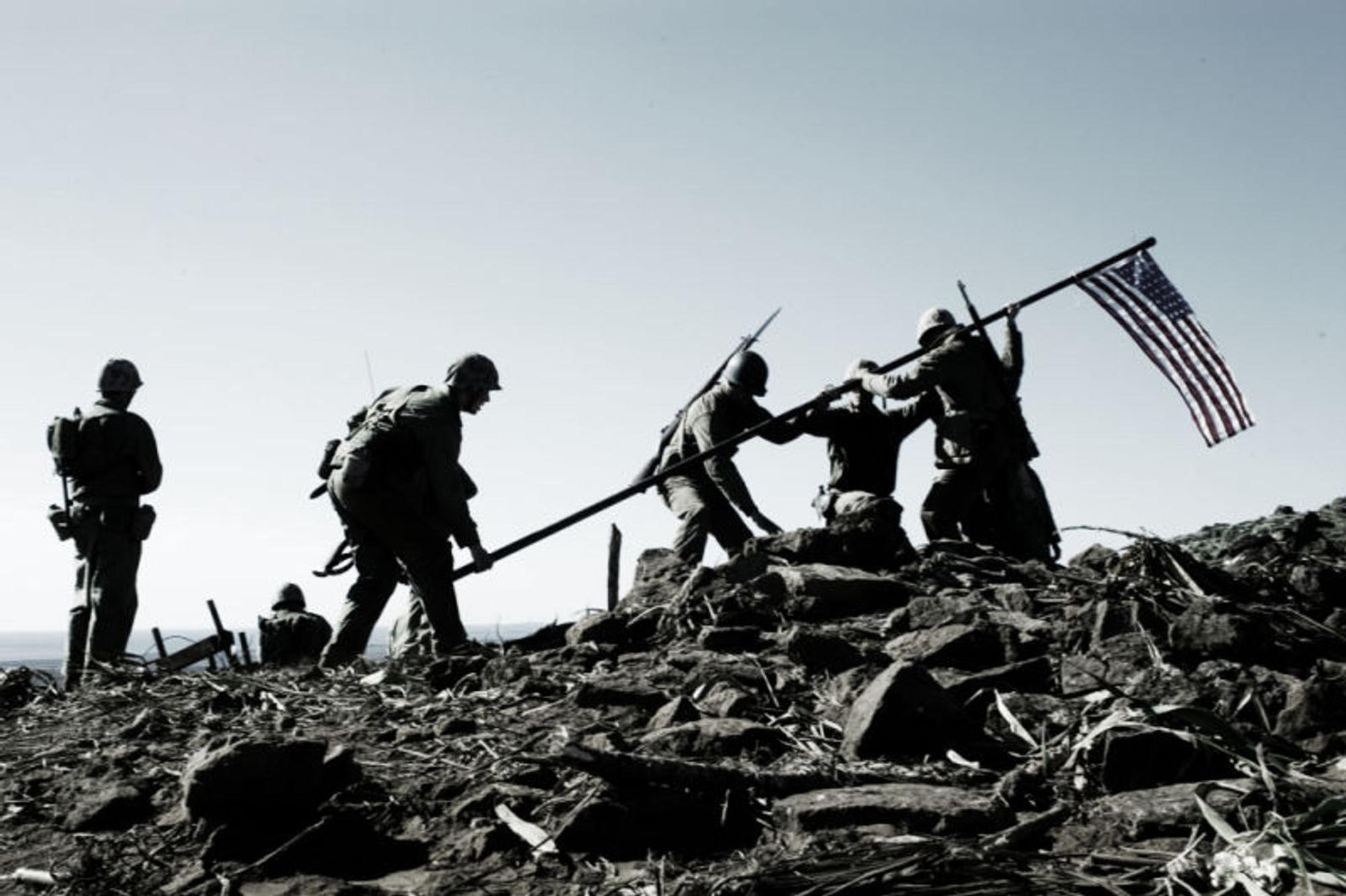 Der Moment, der ihr Leben verändert: Die US-Soldaten hissen die Flagge auf Iwo Jima. (Bild: Dreamworks)