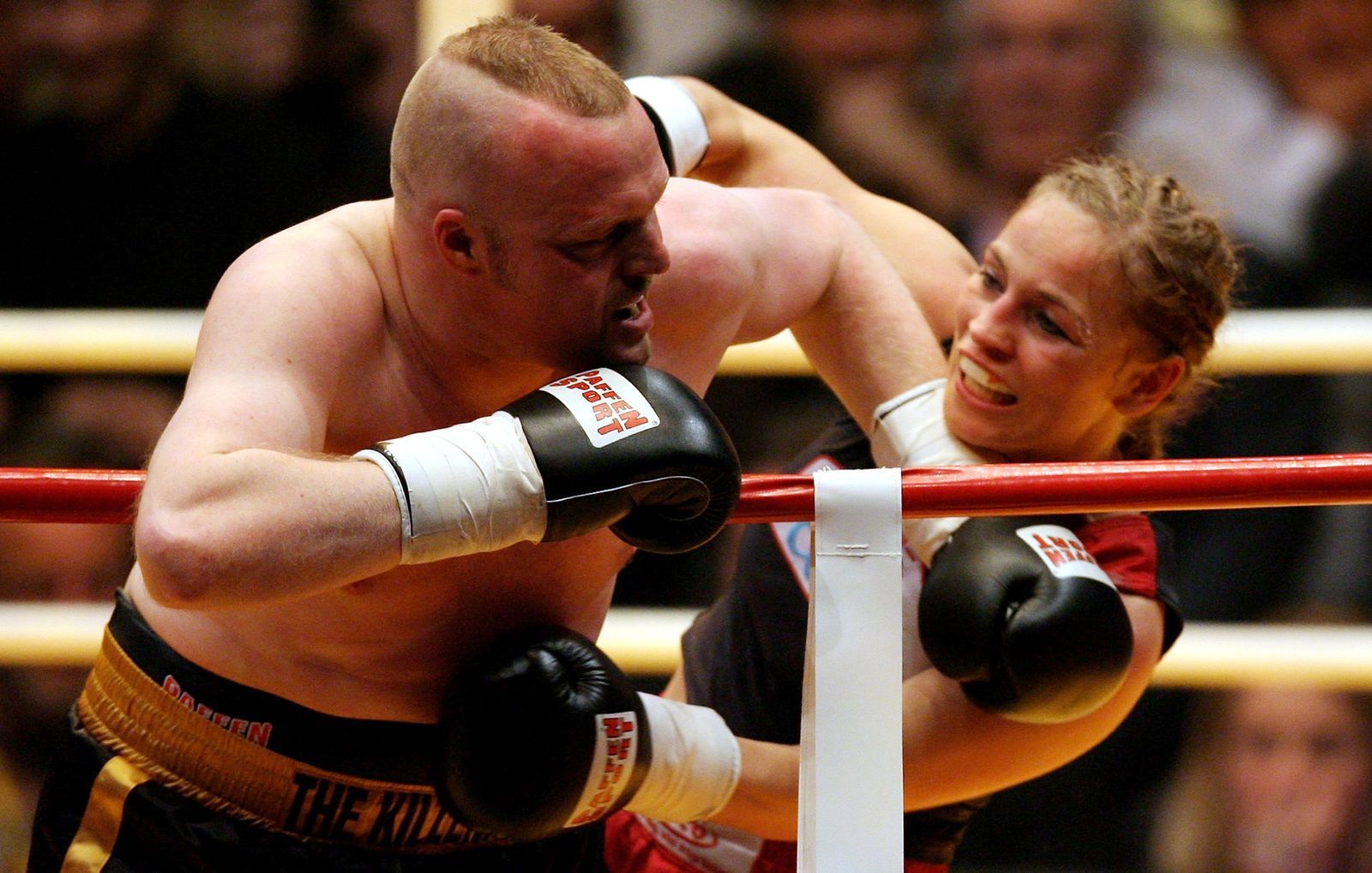 Ein echter Mann schlägt keine Frauen? Im Ring gegen eine Profi-Weltmeisterin darf er das durchaus. Beim Showkampf gegen Regina Halmich im März 2001 trug Raab eine gebrochene Nase davon. (Bild: Lars Baron/Getty Images)