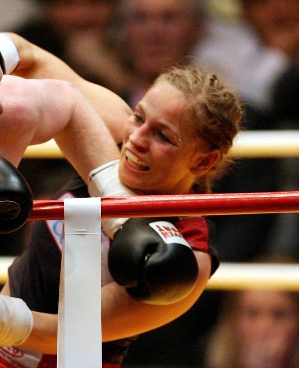 Ein echter Mann schlägt keine Frauen? Im Ring gegen eine Profi-Weltmeisterin darf er das durchaus. Beim Showkampf gegen Regina Halmich im März 2001 trug Raab eine gebrochene Nase davon. (Bild: Lars Baron/Getty Images)