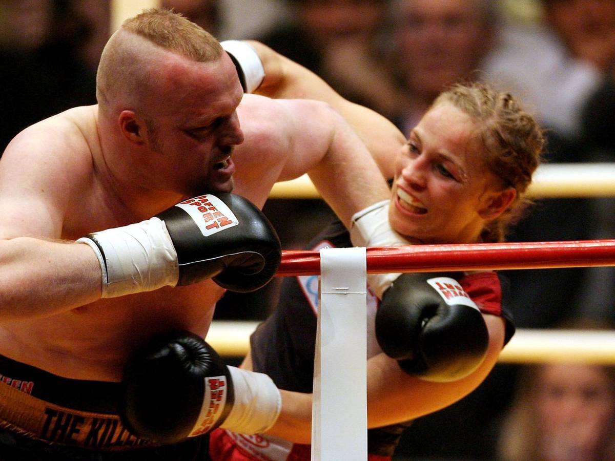 Ein echter Mann schlägt keine Frauen? Im Ring gegen eine Profi-Weltmeisterin darf er das durchaus. Beim Showkampf gegen Regina Halmich im März 2001 trug Raab eine gebrochene Nase davon. (Bild: Lars Baron/Getty Images)