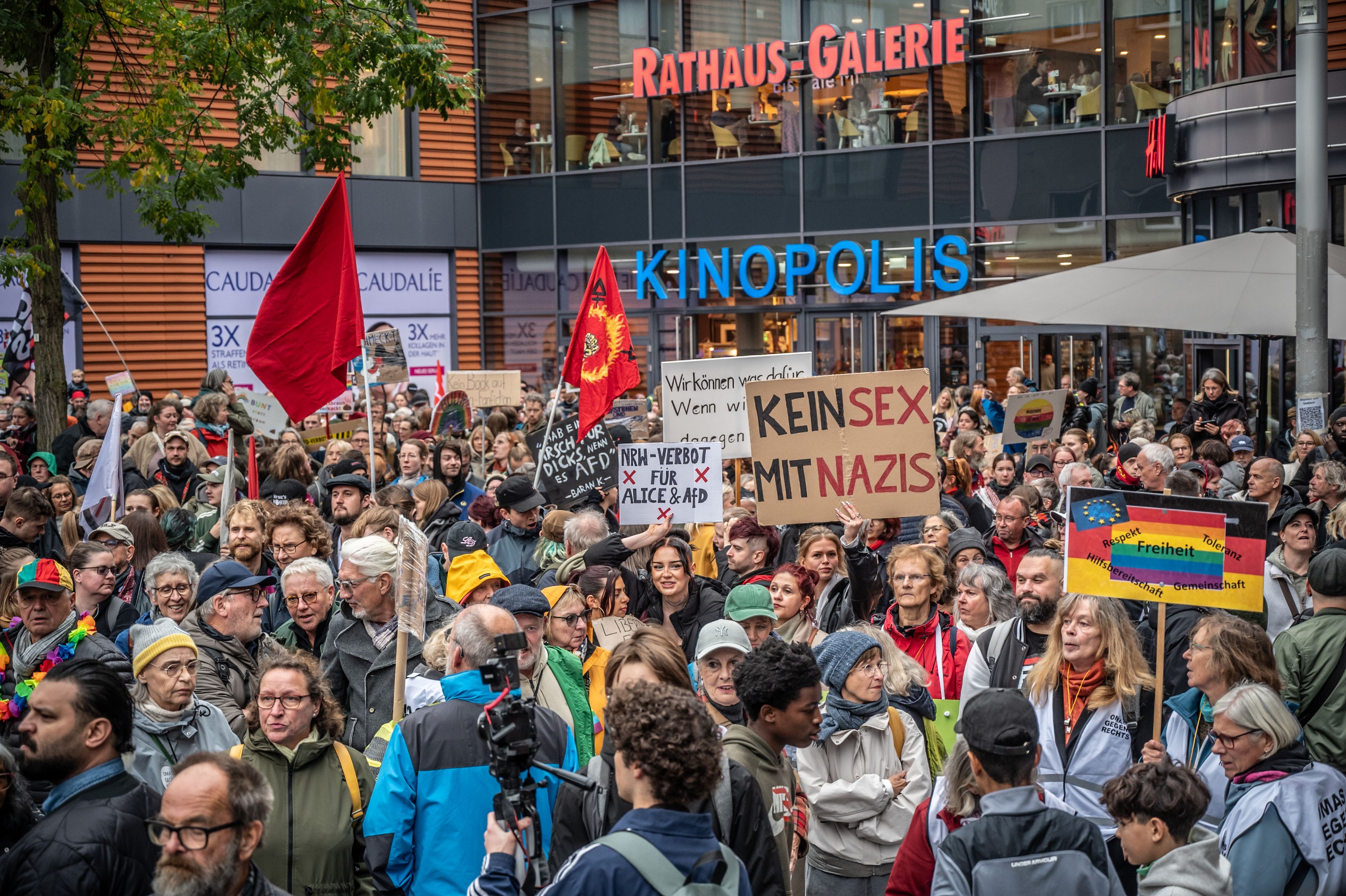Zahlreiche Menschen demonstrieren, halten Plakate unter anderem mit „Kein Sex mit Nazis“ hoch.
