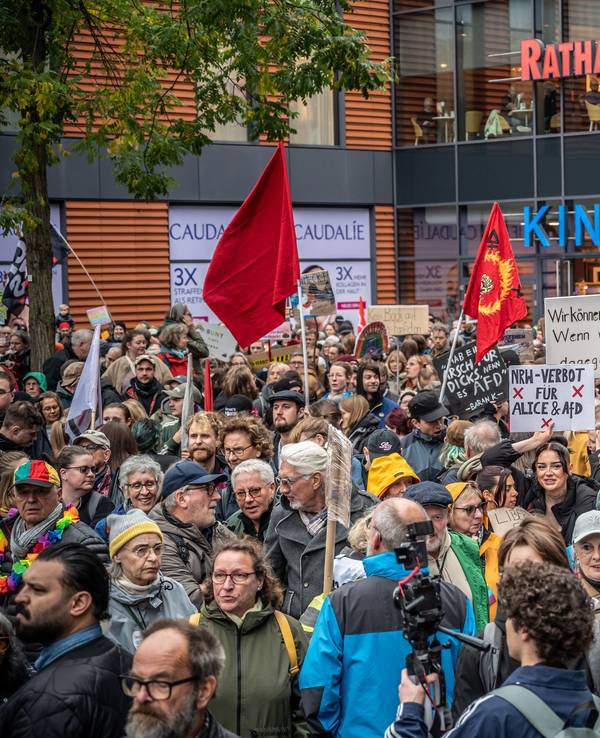 Zahlreiche Menschen demonstrieren, halten Plakate unter anderem mit „Kein Sex mit Nazis“ hoch.