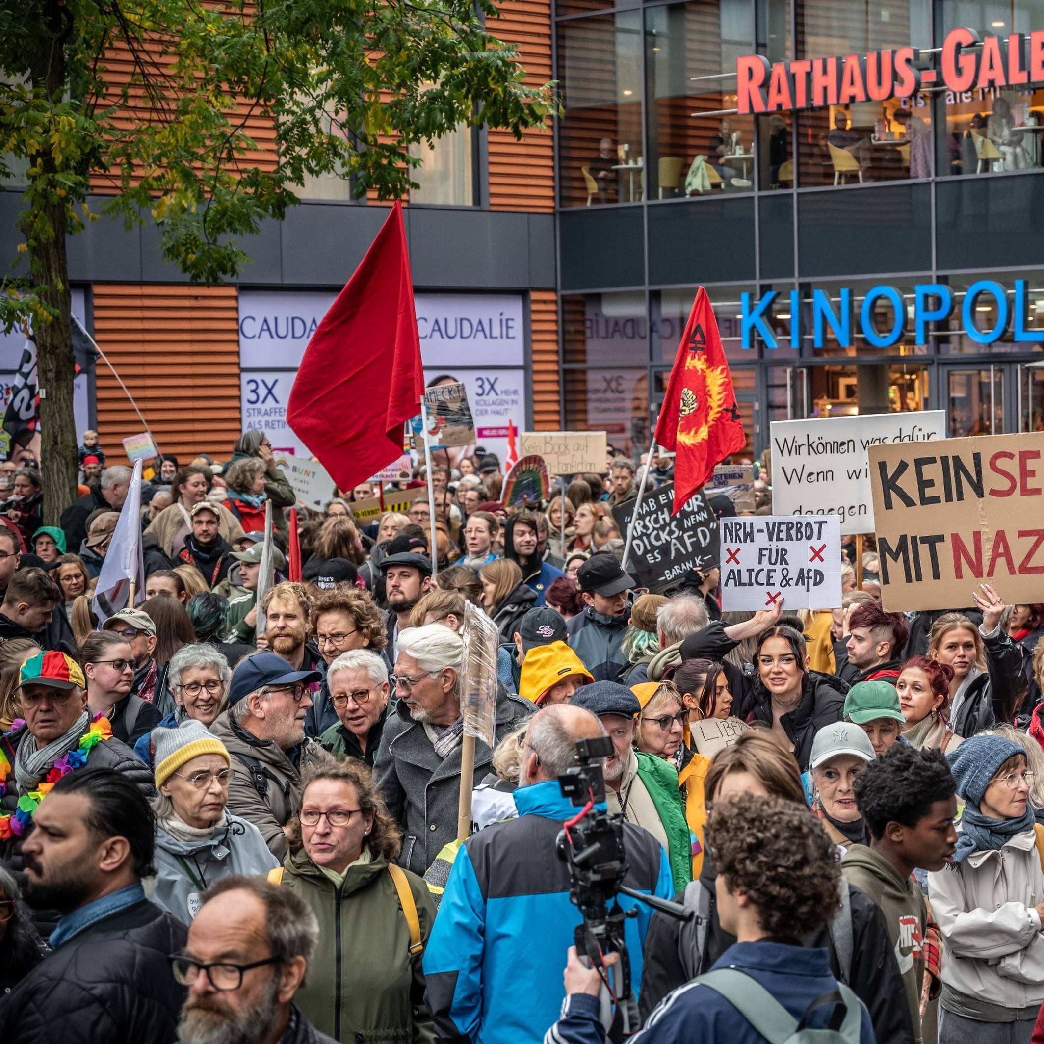 Zahlreiche Menschen demonstrieren, halten Plakate unter anderem mit „Kein Sex mit Nazis“ hoch.