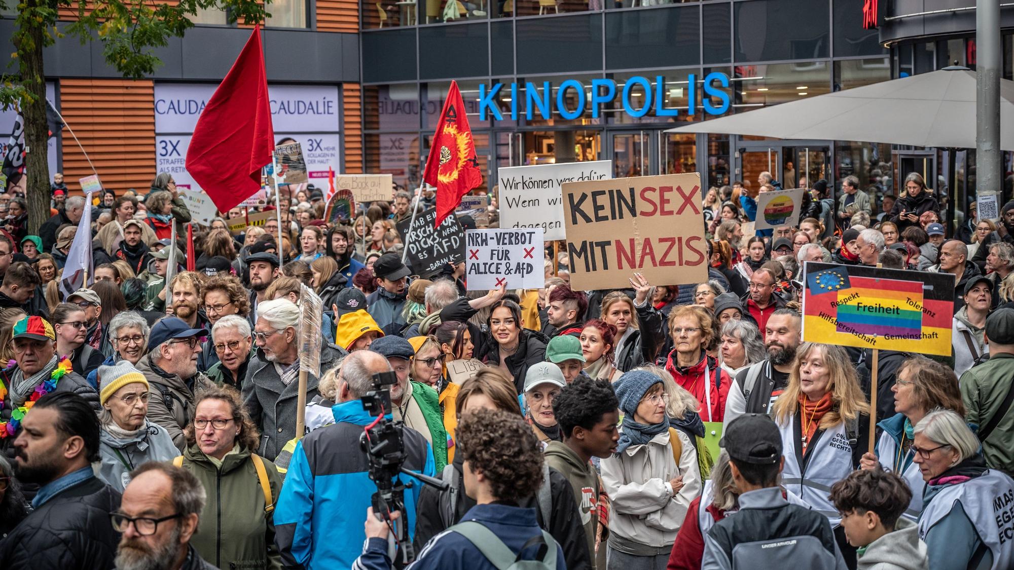 Zahlreiche Menschen demonstrieren, halten Plakate unter anderem mit „Kein Sex mit Nazis“ hoch.