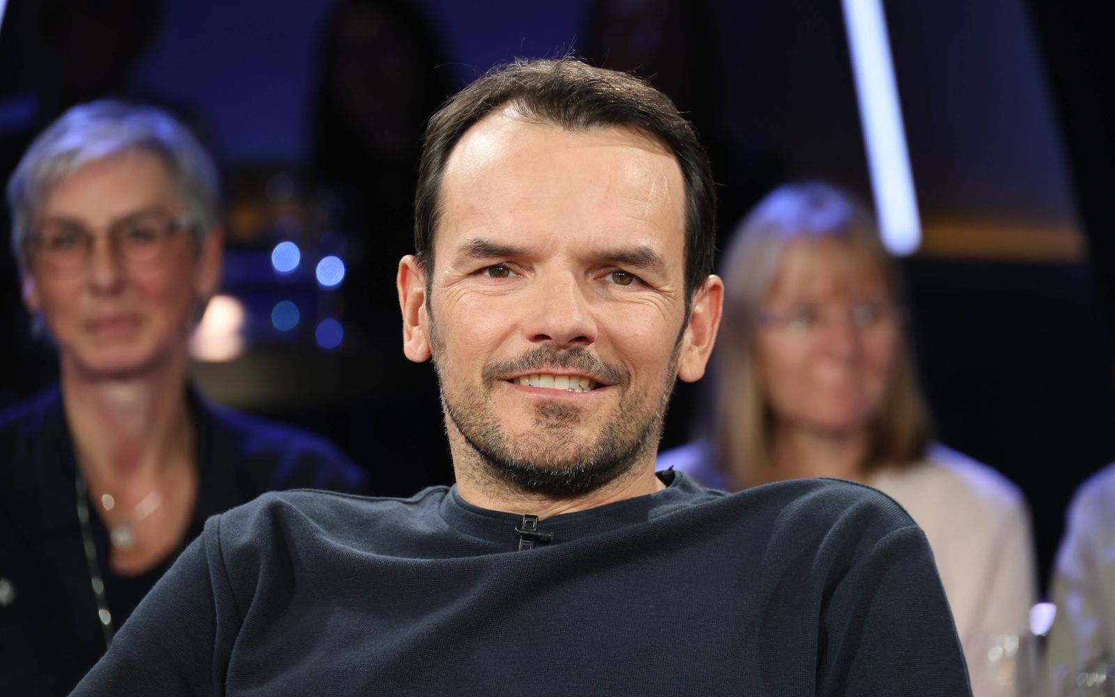 Steffen Henssler, hier als Gast der „NDR Talk Show“, hat in seinem Podcast „Runde Nummer“ Kritik am Medienkonsum von Kindern und Erwachsenen geübt.  (Bild: IMAGO / Stephan Wallocha)