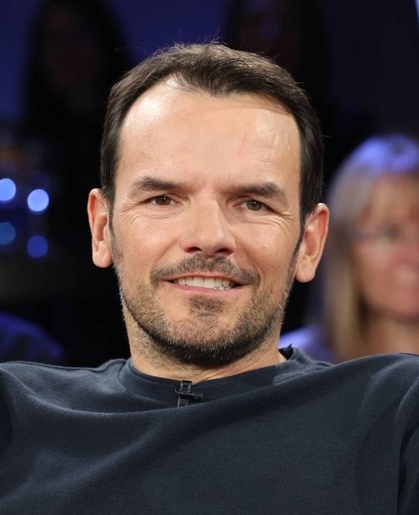 Steffen Henssler, hier als Gast der „NDR Talk Show“, hat in seinem Podcast „Runde Nummer“ Kritik am Medienkonsum von Kindern und Erwachsenen geübt. (Bild: IMAGO / Stephan Wallocha)