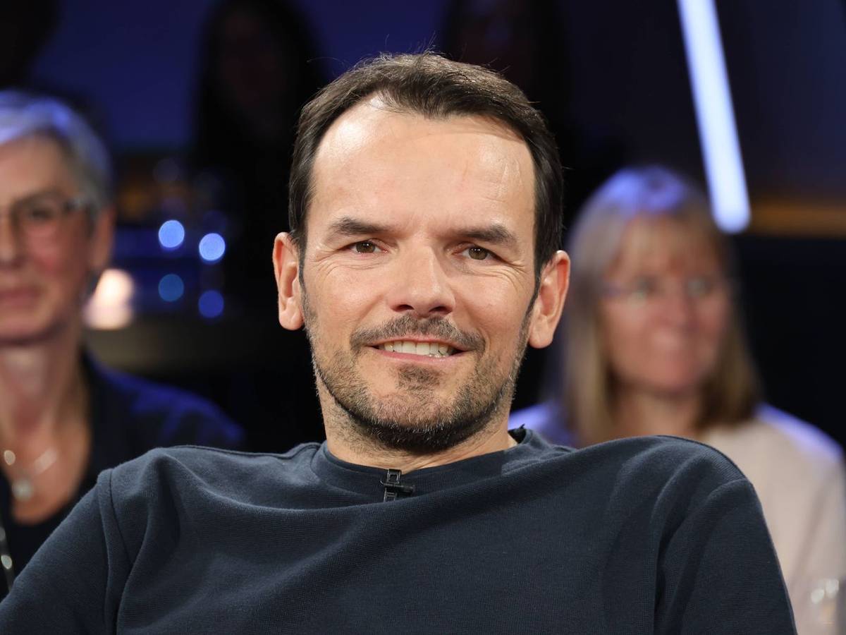 Steffen Henssler, hier als Gast der „NDR Talk Show“, hat in seinem Podcast „Runde Nummer“ Kritik am Medienkonsum von Kindern und Erwachsenen geübt. (Bild: IMAGO / Stephan Wallocha)