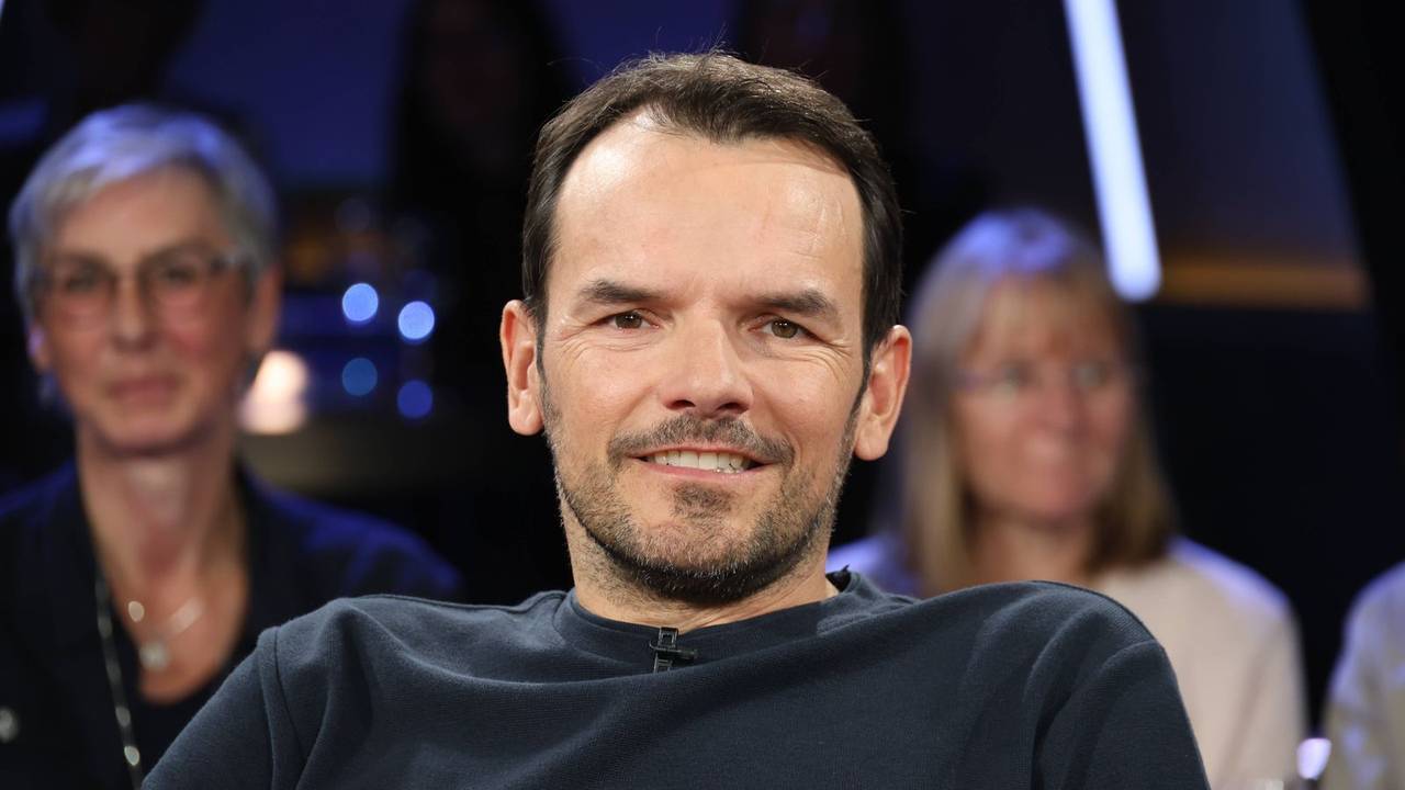 Steffen Henssler, hier als Gast der „NDR Talk Show“, hat in seinem Podcast „Runde Nummer“ Kritik am Medienkonsum von Kindern und Erwachsenen geübt. (Bild: IMAGO / Stephan Wallocha)