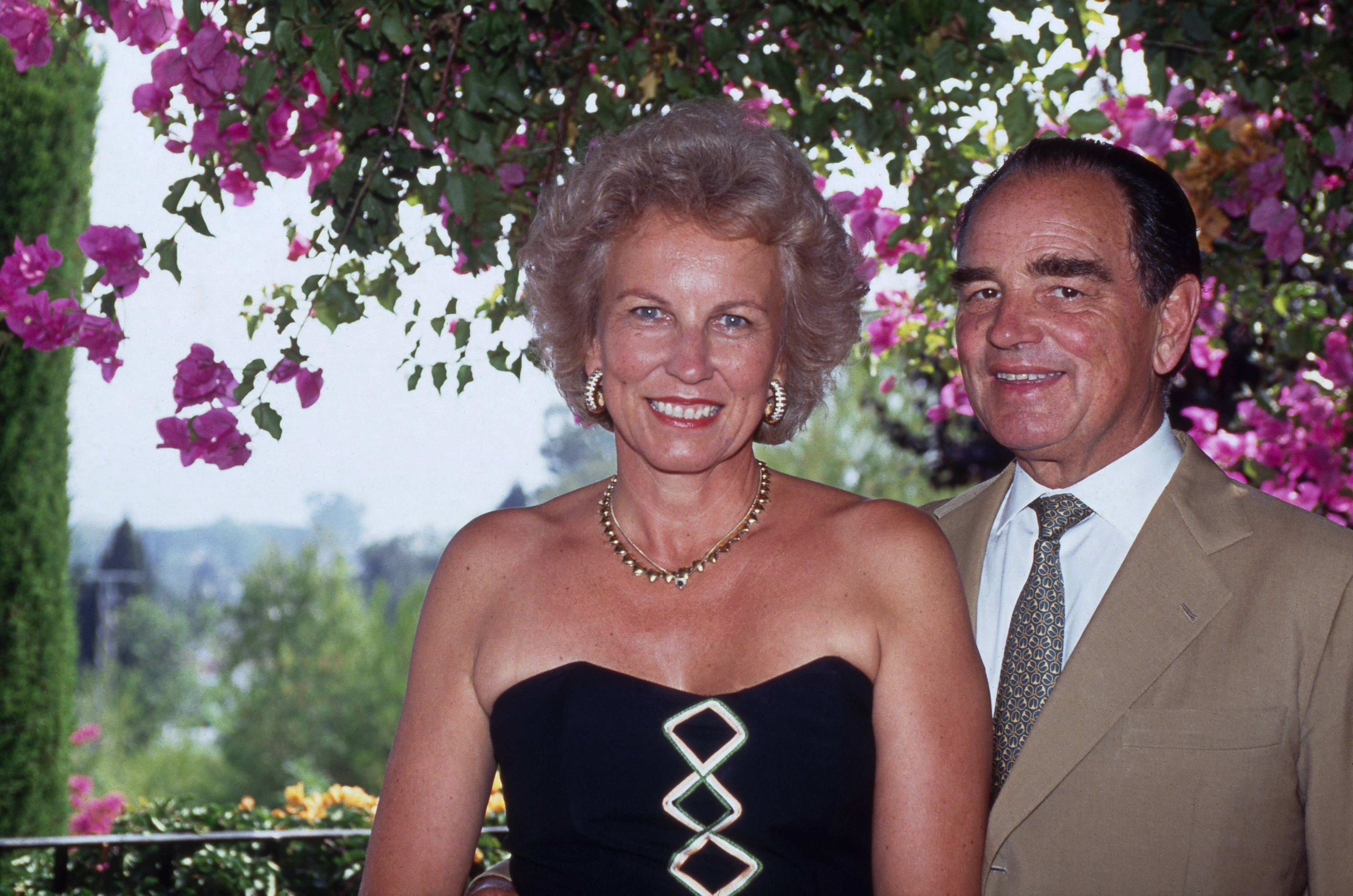 Rudolf Graf und Herr von Schönburg Glauchau mit seiner Ehefrau Marie Louise in Marbella, Spanien 1995.