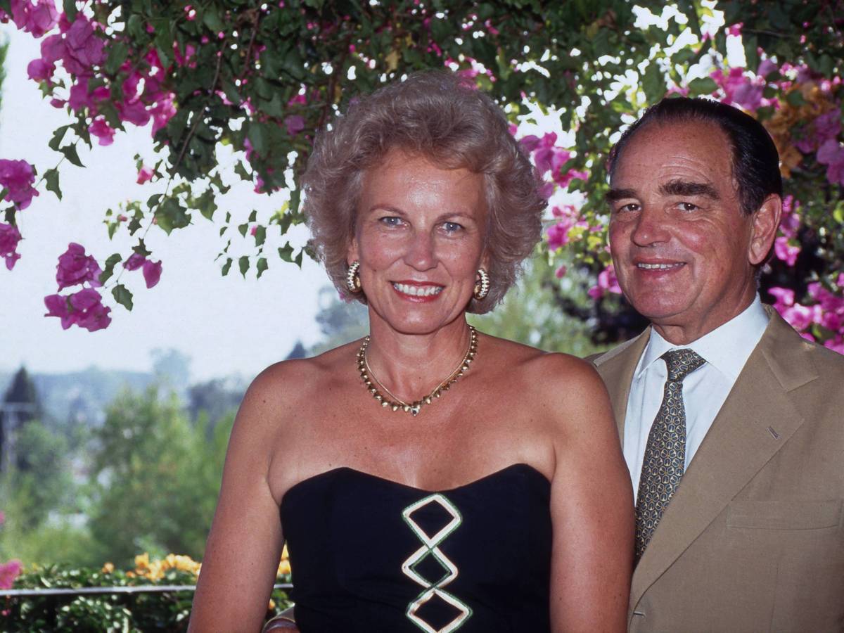Rudolf Graf und Herr von Schönburg Glauchau mit seiner Ehefrau Marie Louise in Marbella, Spanien 1995.