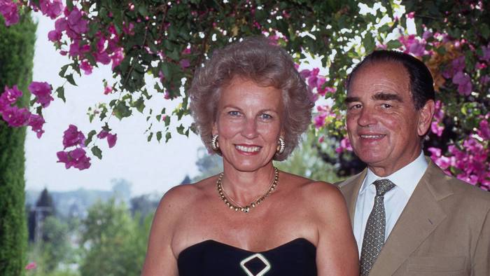 Rudolf Graf und Herr von Schönburg Glauchau mit seiner Ehefrau Marie Louise in Marbella, Spanien 1995.