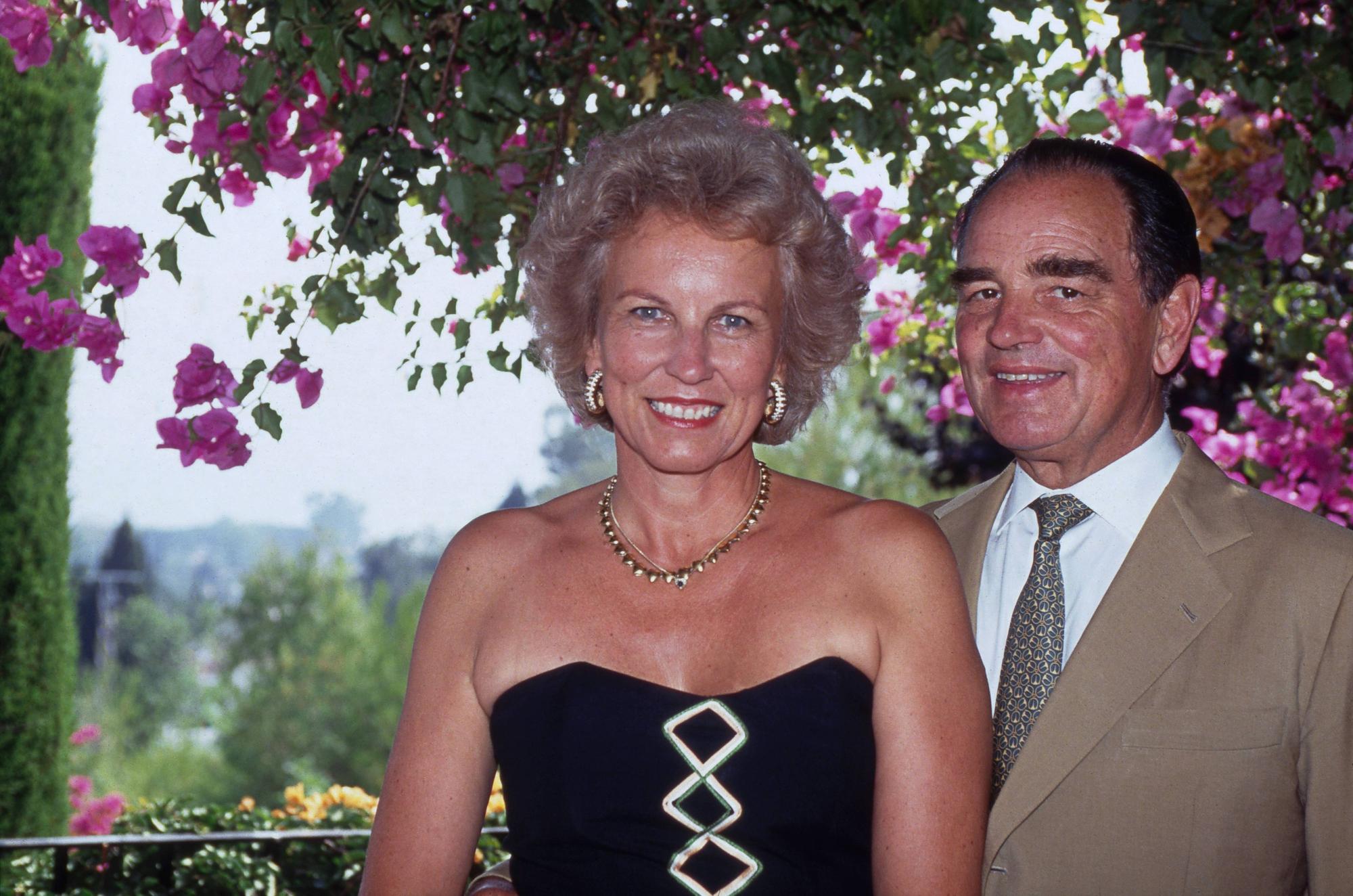Rudolf Graf und Herr von Schönburg Glauchau mit seiner Ehefrau Marie Louise in Marbella, Spanien 1995.