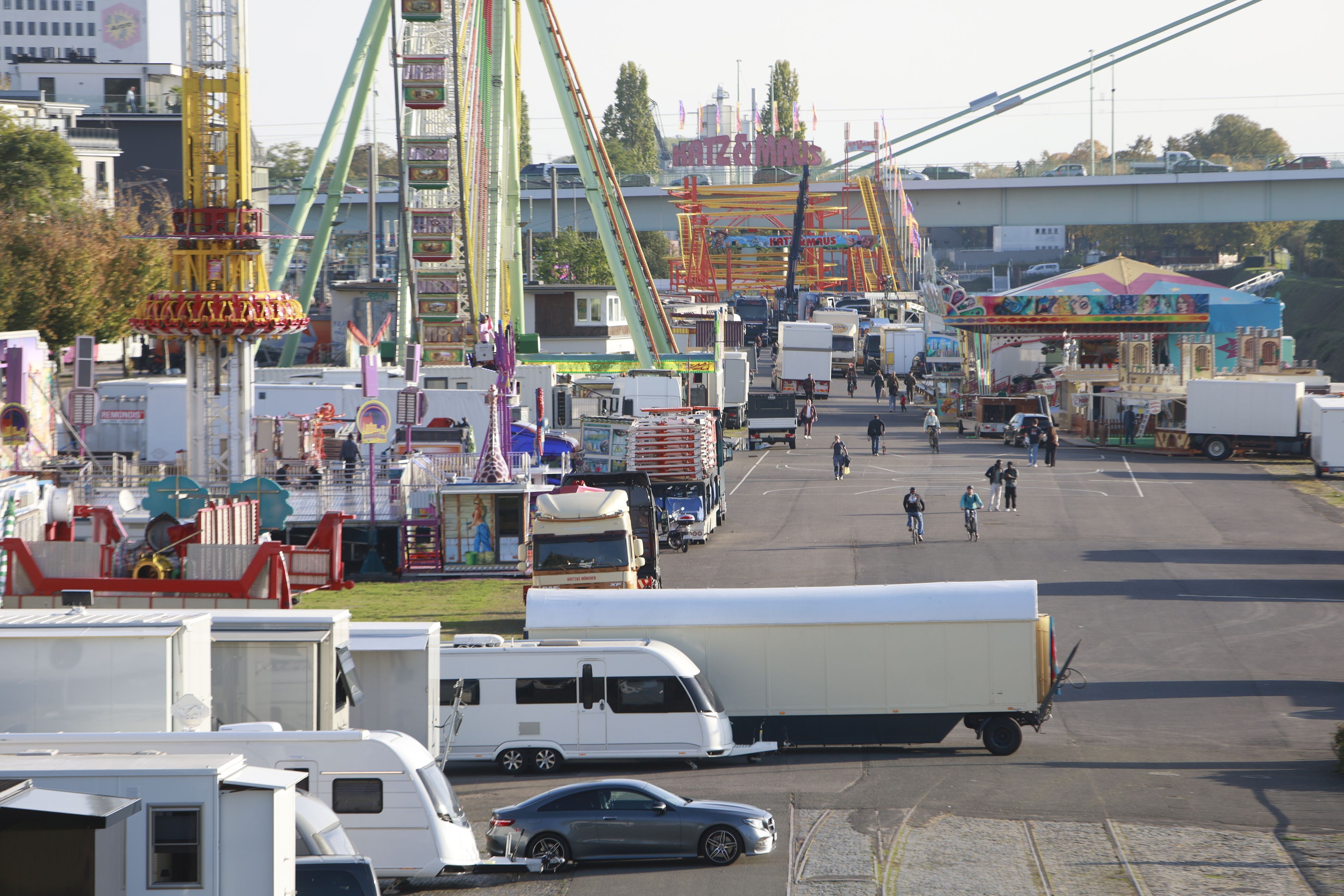 19.10.2026, Köln: Herbstkirmes Aufbau an der Deutzer Werft. Foto: Arton Krasniqi