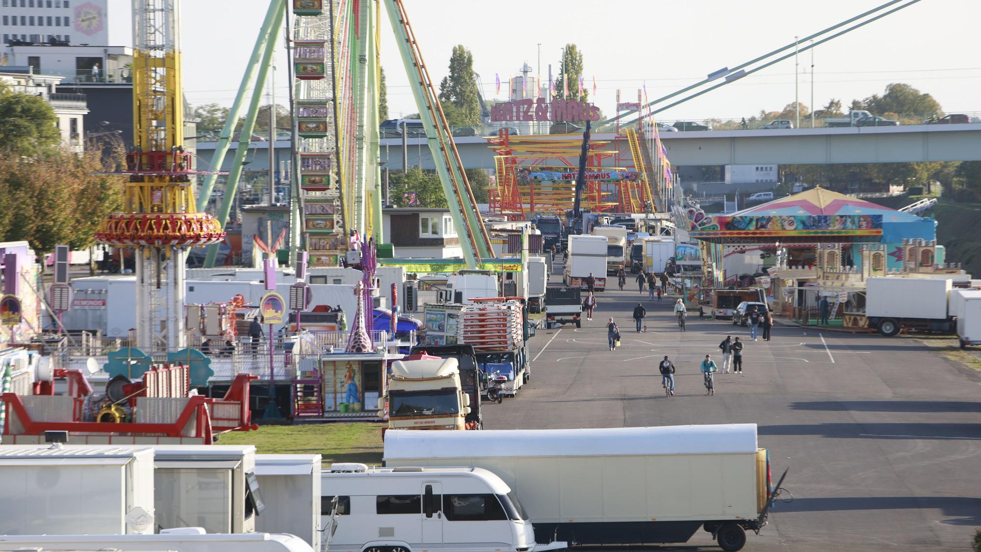 19.10.2026, Köln: Herbstkirmes Aufbau an der Deutzer Werft. Foto: Arton Krasniqi