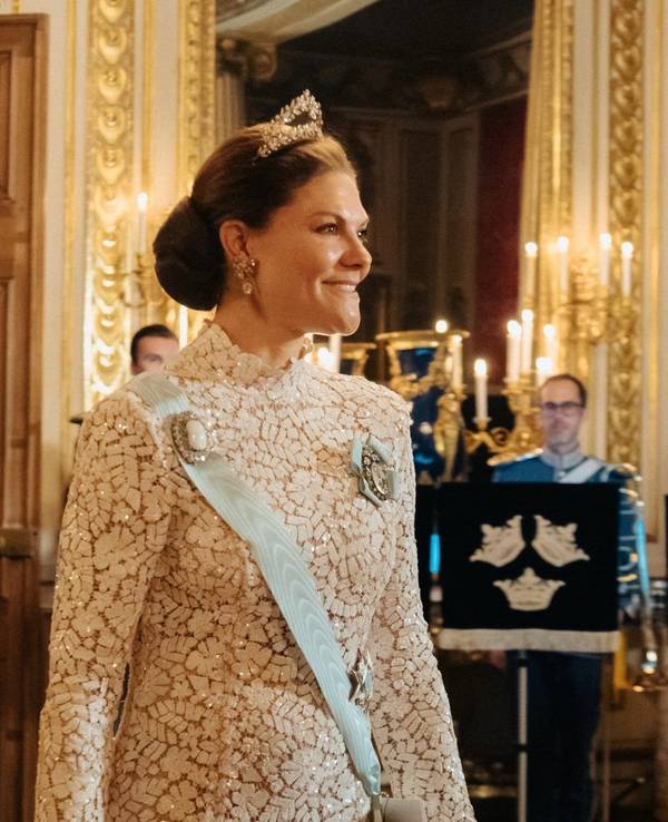Kronprinzessin Victoria erschien zu dem Empfang in einer weißen, bodenlangen Spitzenrobe mit Stehkragen.