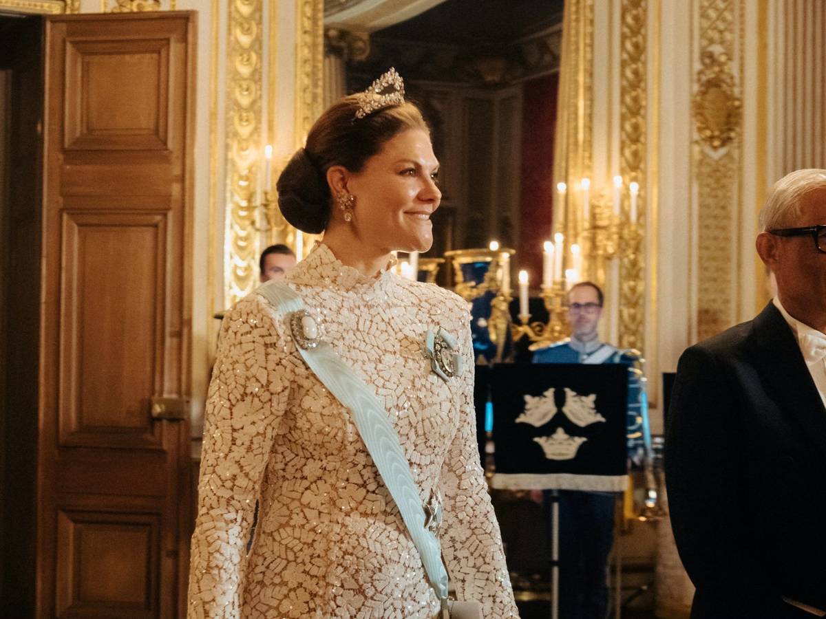 Kronprinzessin Victoria erschien zu dem Empfang in einer weißen, bodenlangen Spitzenrobe mit Stehkragen.