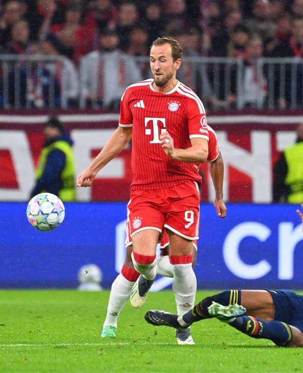 Ezri Konsa foult Harry Kane.