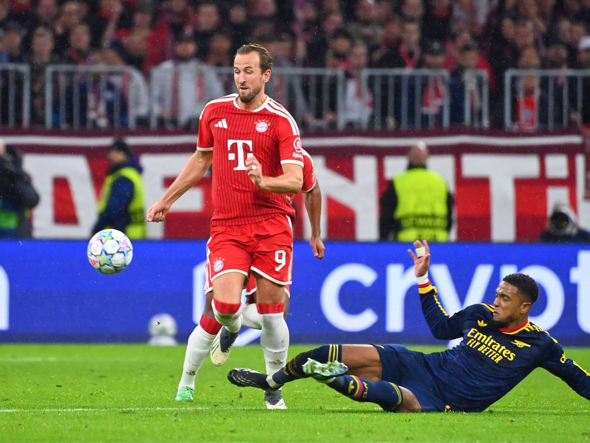 Ezri Konsa foult Harry Kane.