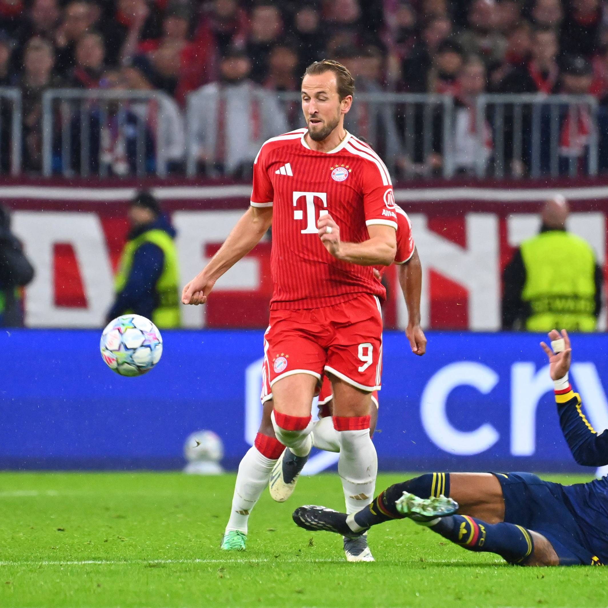 Ezri Konsa foult Harry Kane.